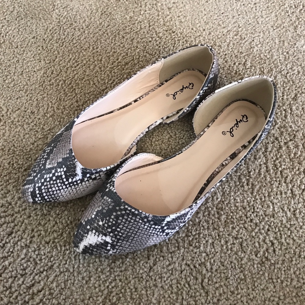 Snake pattern pointed flats